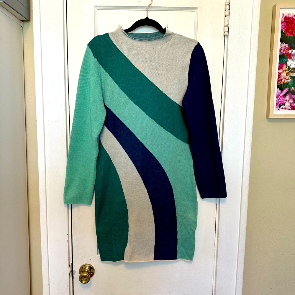 Green mod patterned long sleeved dress